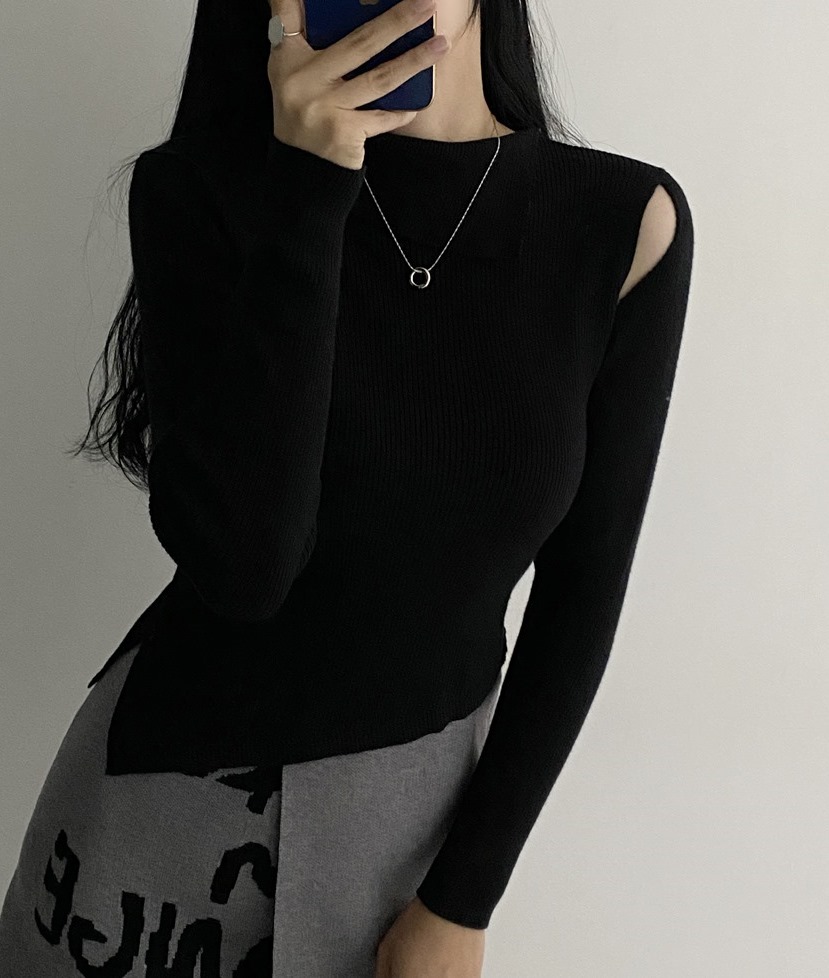 사선 어깨트임 터틀넥 니트티