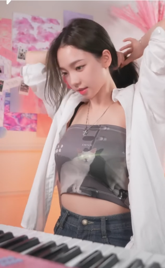  키보드 피아노치는 카리나 움짤 gif