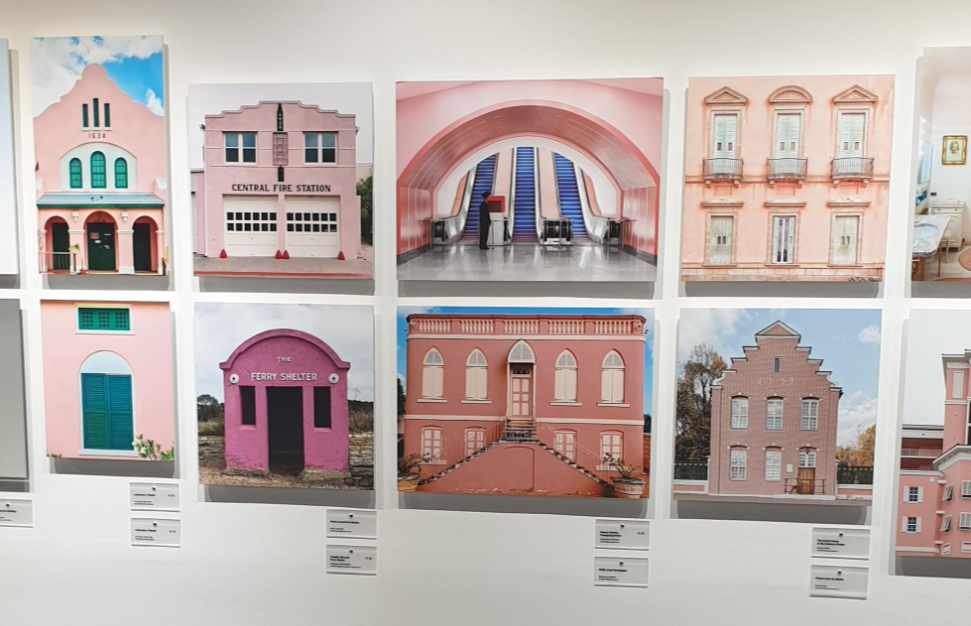 다양한 핑크와 터콰이즈 컬러의 건물들