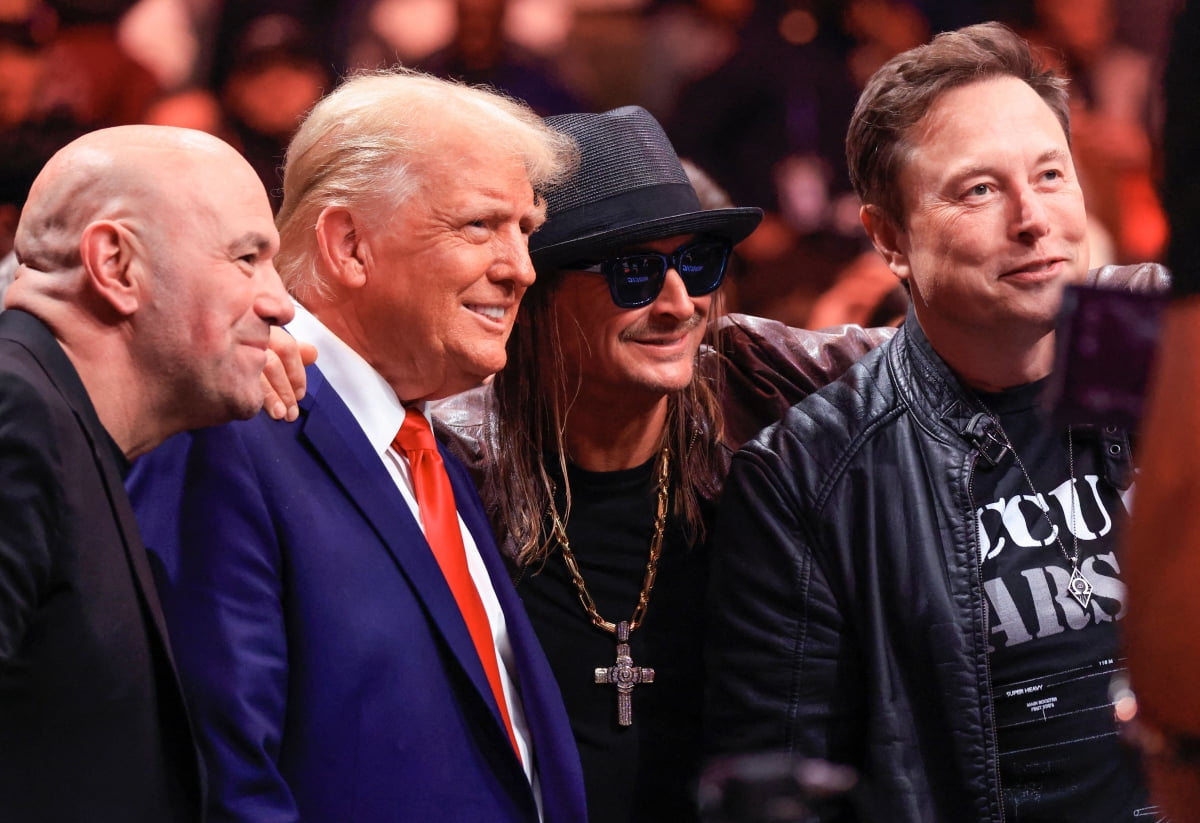 데이나 화이트 UFC CEO(왼쪽부터), 트럼프 당선인, 가수 키드 록, 머스크 CEO가 지난 11월 열린 UFC 경기장에서 기념 촬영을 하고 있다.