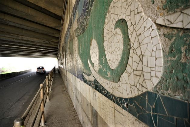 굴다리 밑&#44; 벽에 장식된 깨진 타일조각 장식 녹색&#44; 흰색&#44; 라이트 안 켠 승용차 1&#44; 역광&#44;