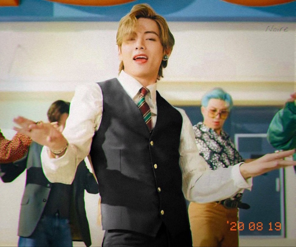  옷보다 더 화려한 방탄소년단 태형이 얼굴
