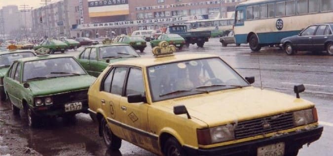 80년대 포니 택시들이 가득하다