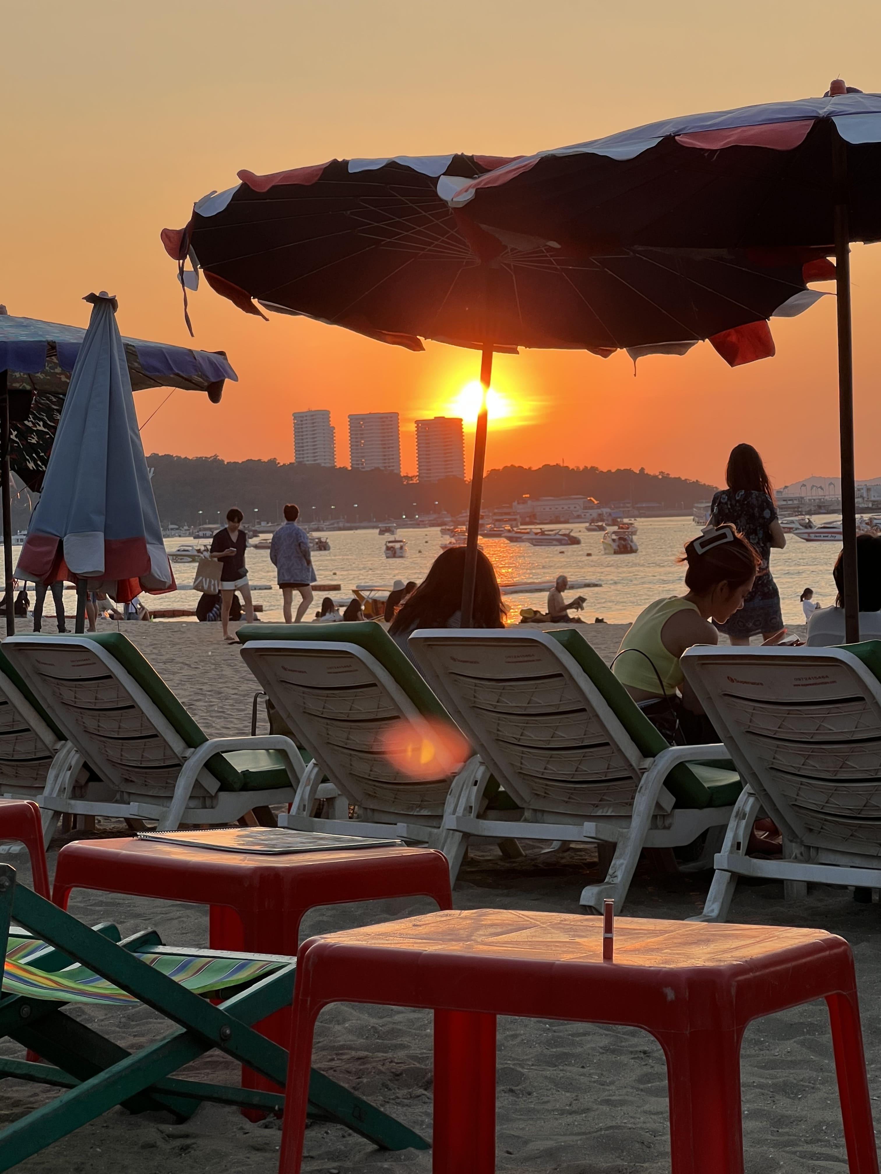 태국 파타야 비치 로드의 일광욕 라운저에서 바라보는 일몰