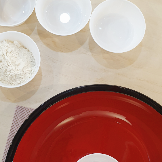 수타소바를 만들기 위해 메밀가루와 물을 준비해놓은 모습입니다. 그릇에 담겨있습니다.