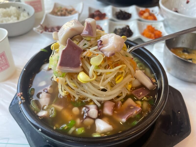 전주현대옥_국밥에_오징어사리를_듬뿍넣어_먹는다