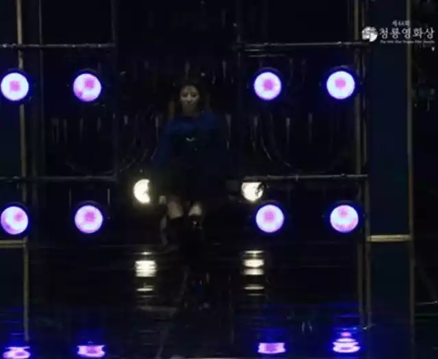김완선 청룡영화제 무대에서 춤추는 모습