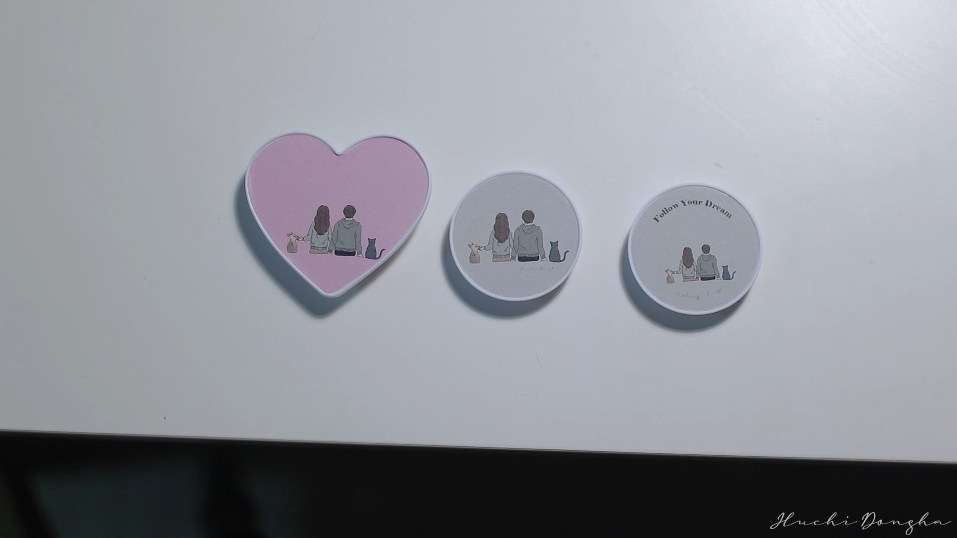 그립톡에 딱풀로 그림을 붙인 뒤 모습