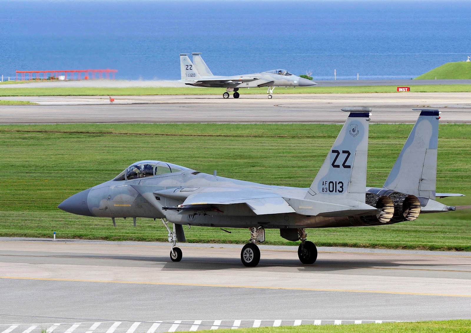 F-15C가 훈련을 위해 일본 Kadena 공군 기지에서 이륙하고 있다.