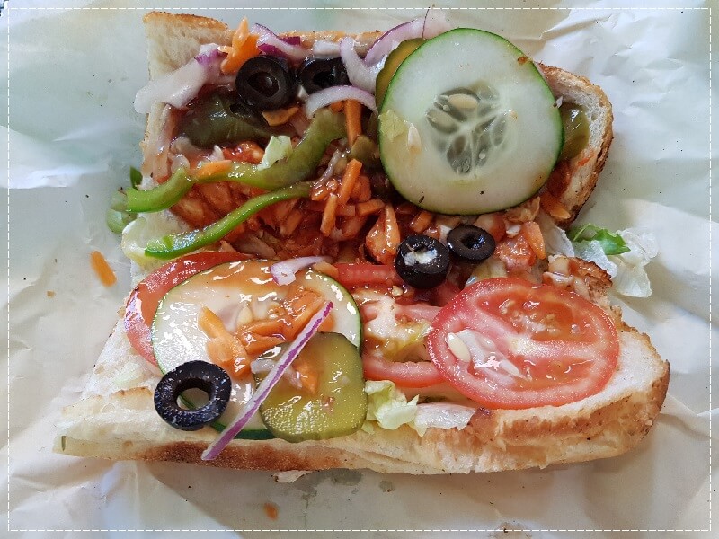 서브웨이(SUBWAY)의 신메뉴 스파이스 코리안 BBQ 치킨 샌드위치 안의 내용물