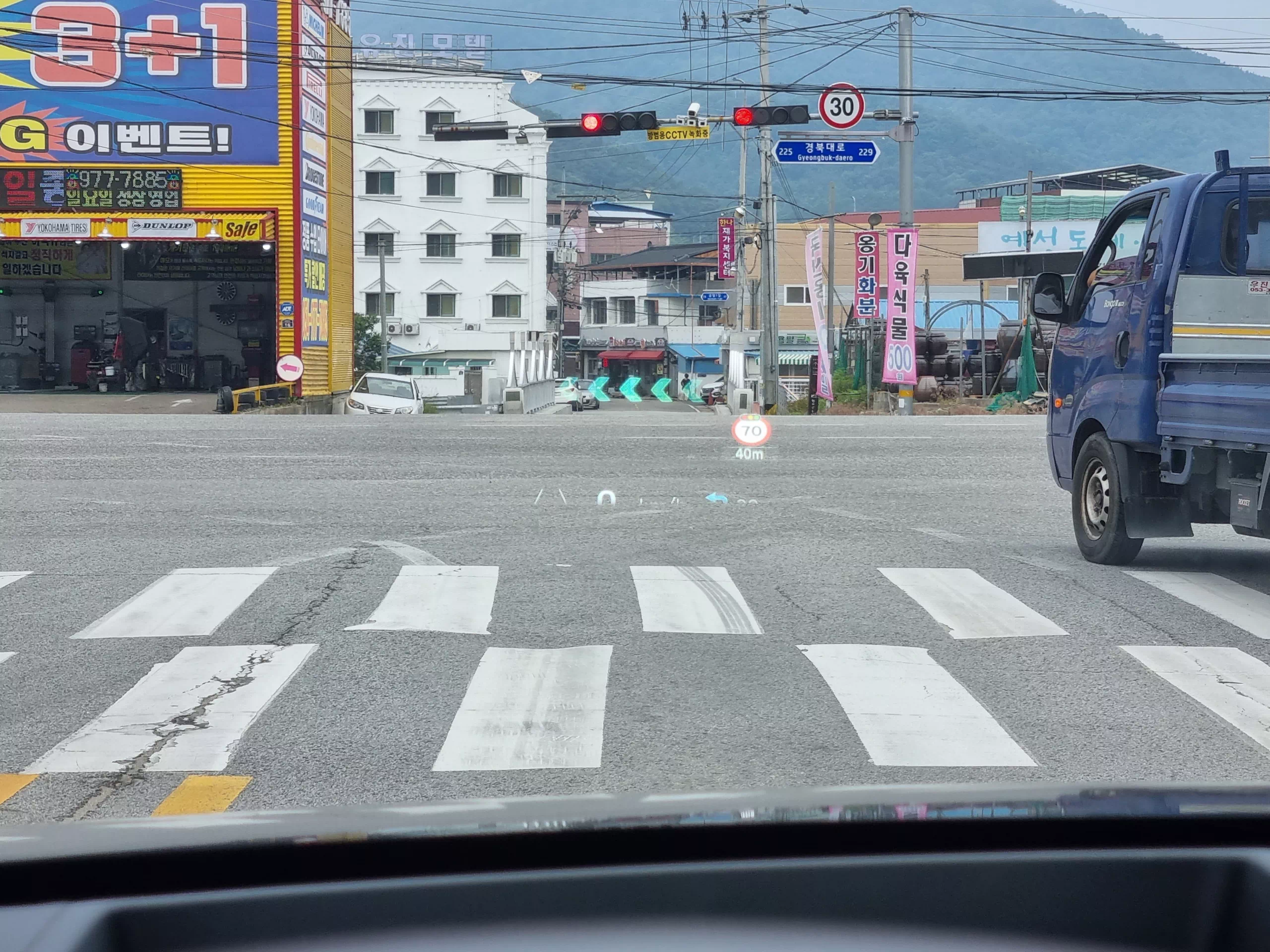 헤드업 디스플레이(HUD)로 증강현실 내비게이션의 도움을 받으니 운전이 편합니다.