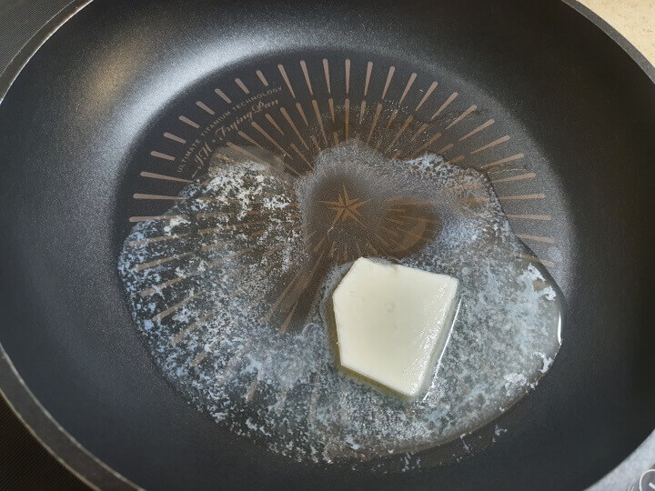 후라이팬에-버터를-녹이는-모습