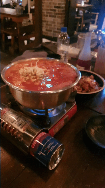 끓고있는-김치-치즈-가츠나베