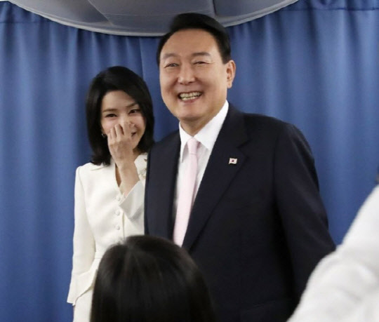  김빈, 尹 지지율 30%대 겨냥 폭탄발언.."'왕비놀이' 김건희 여사 통제해야"
