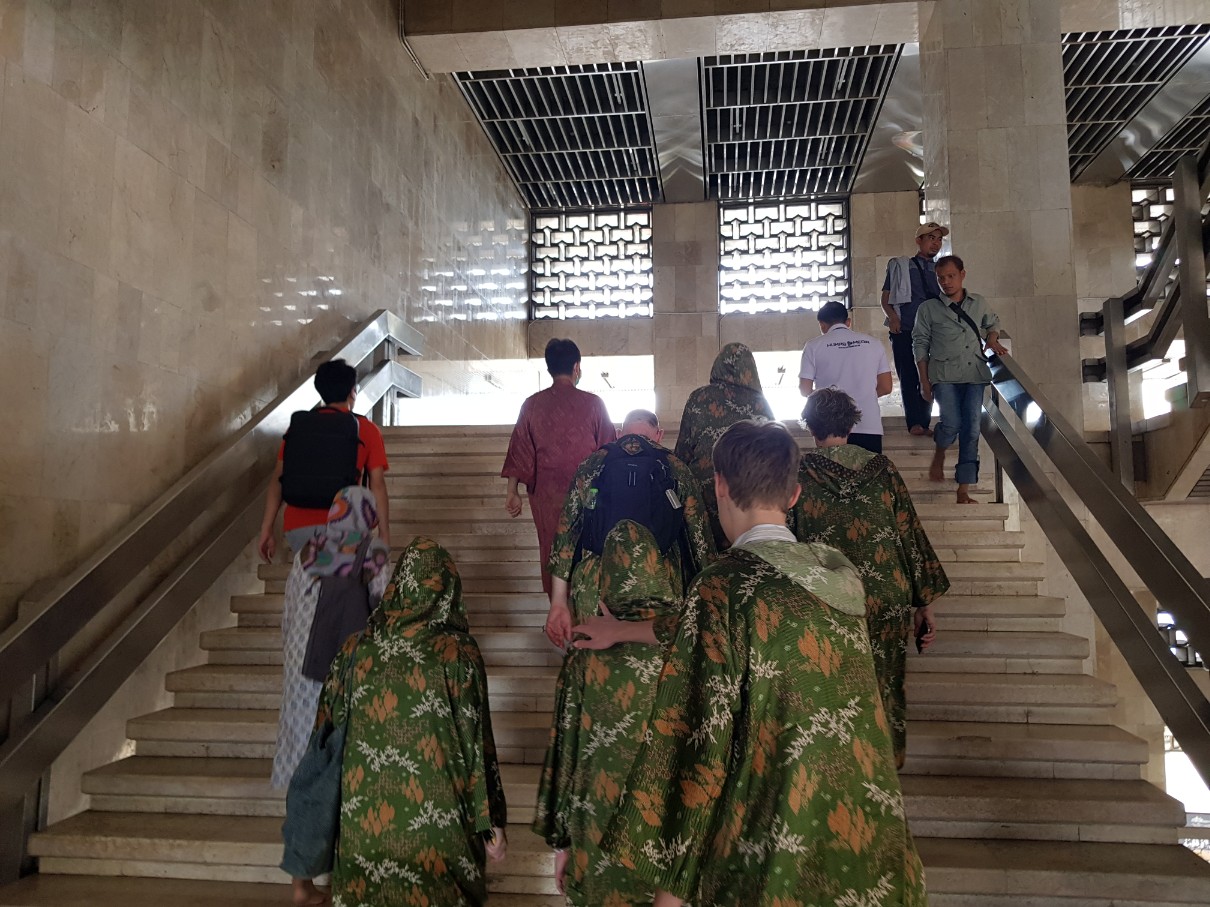 인도네시아 자카르타 무슬림 사원 Istiqlal Mosque - 무료로 빌려주는 가운