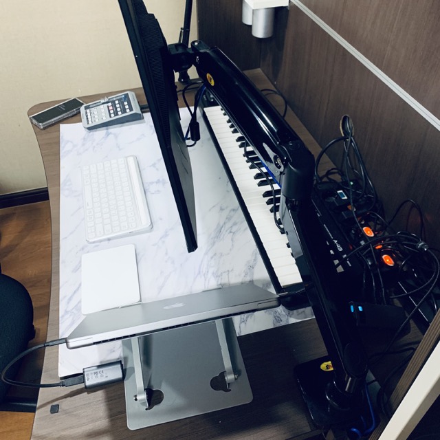 책상옆면에 설치한 예시
