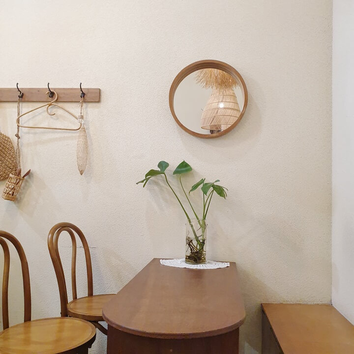 한가운데에-거울이-있고-왼쪽엔-옷걸이가-있다-그리고-거울아래에-원목테이블이-있으며-그-위에-식물이-있다