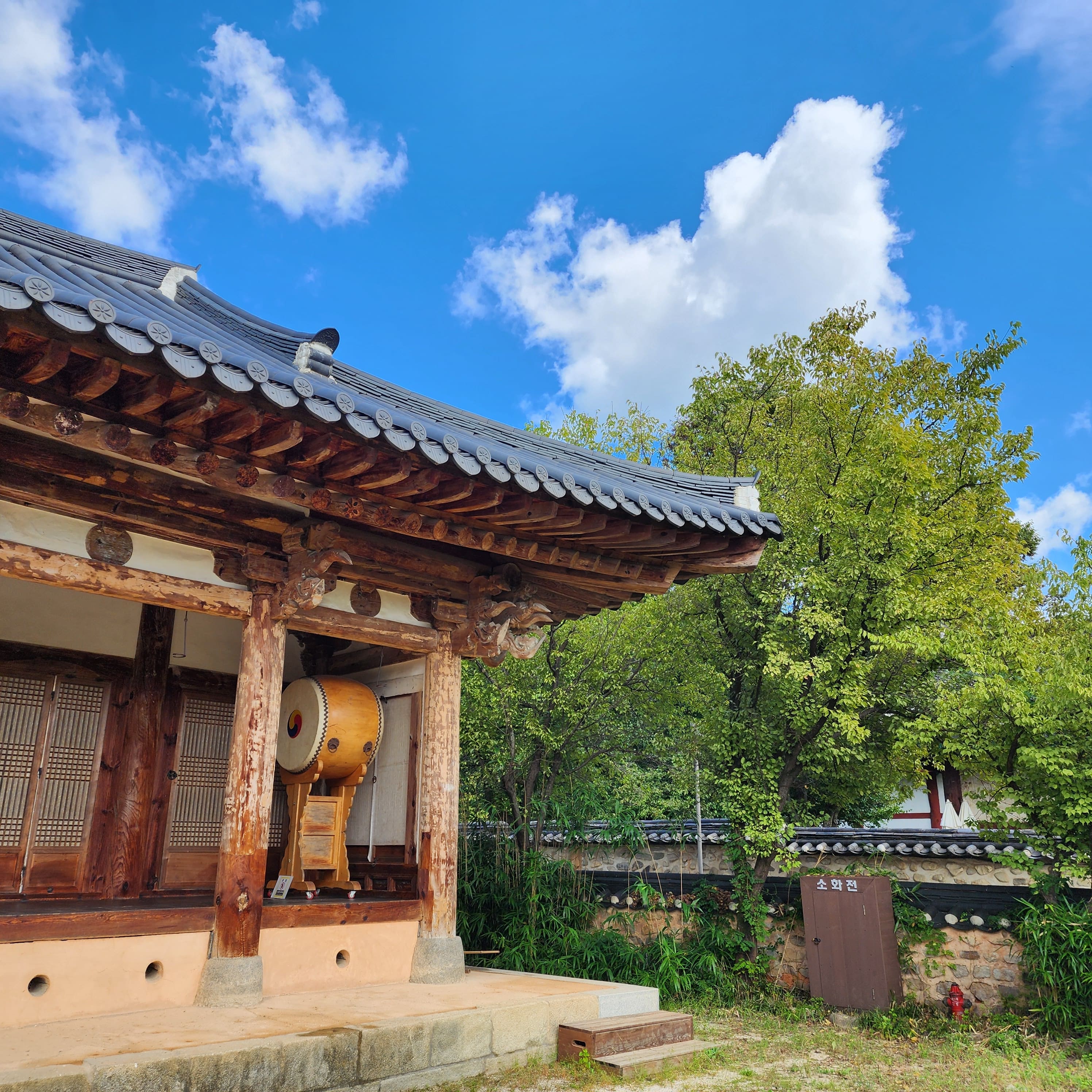 전주 동헌의 우측 북