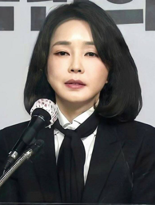  김건희 프로필 / 김건희 무속인/ 김건희 논란/ 김건희 성형 / 김건희 학위/ 김건희 옷 / 김건희 쥴리 / 김건희 팬카페
