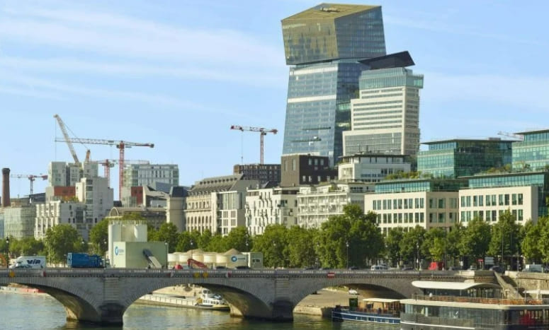 파리의 기울어진 투르듀오 마천루 VIDEO: Ateliers Jean Nouvel completes pair of inclined skyscrapers in Paris