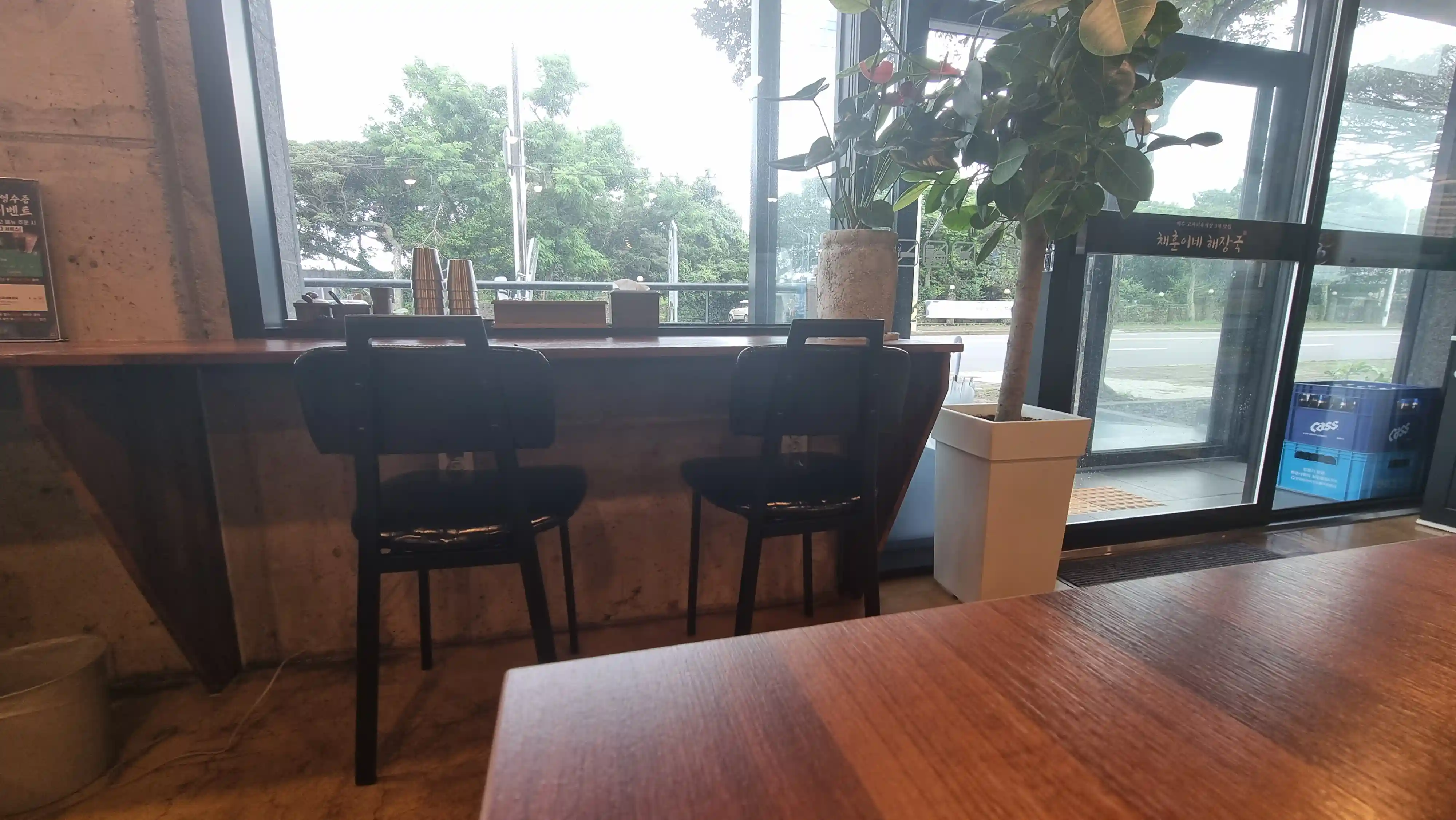 혼밥 전용 바 테이블 모습.