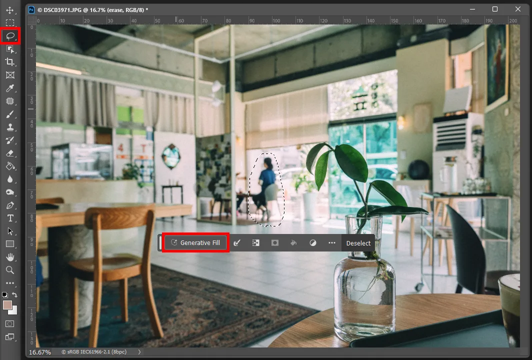 어도비 포토샵에서 카페 내부에서 사람 부분을 선택한 모습