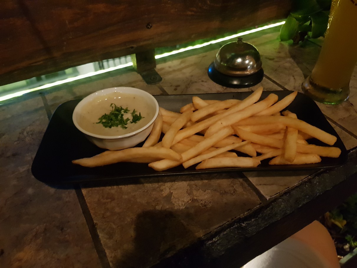 호치민 빈탄군 수제 맥주 전문점 Retro Saigon - Bluecheese Premium Fries