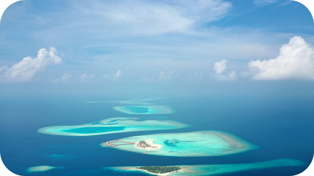 몰디브-해안-에메랄드빛-바다-맑은-하늘-풍경