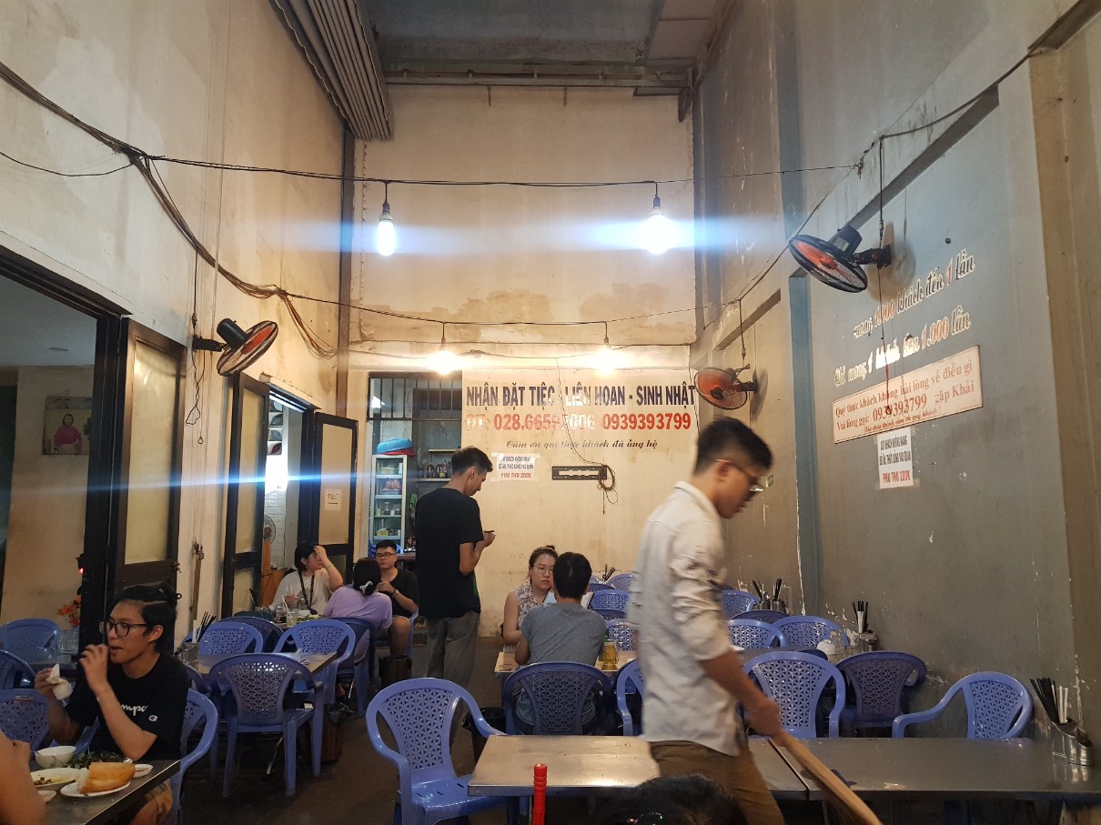 호치민 빈탄군 로컬 맛집 OC KHANH 2 - 식당 분위기