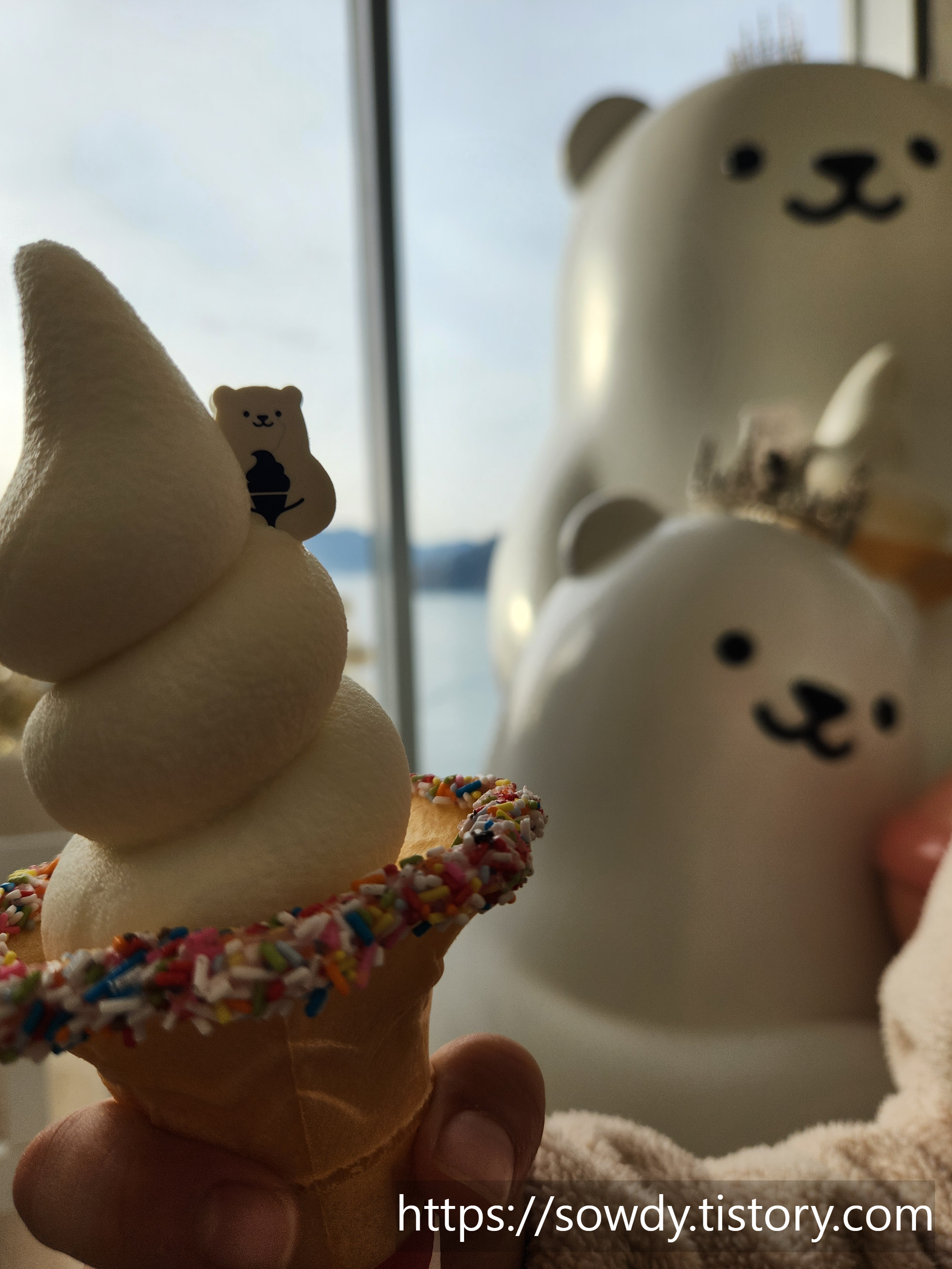 한화 거제 벨버디어 아이스크림 먹는 곰