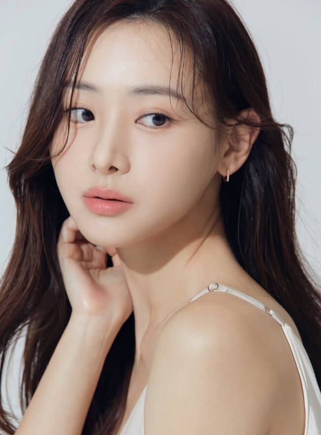 귀걸이를착용한-긴머리여성의모습