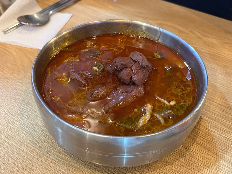 육회랑뭉티기 이미지