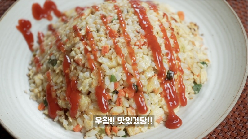 황금볶음밥-완성-케첩추가-사진