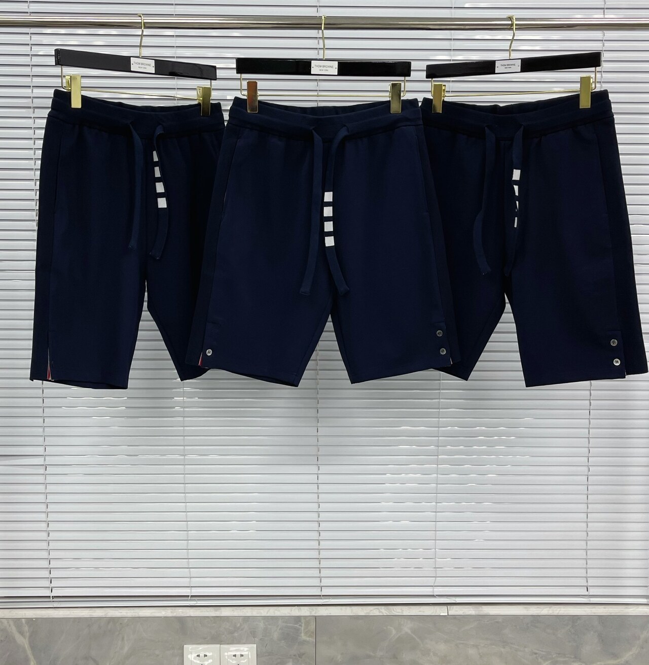  [THOM BROWNE] 톰브라운 컴팩트 더블 니트 코튼 사이드 벤트 4-바 스웨트쇼츠 MJQ093A03034415 (2 COLOR)