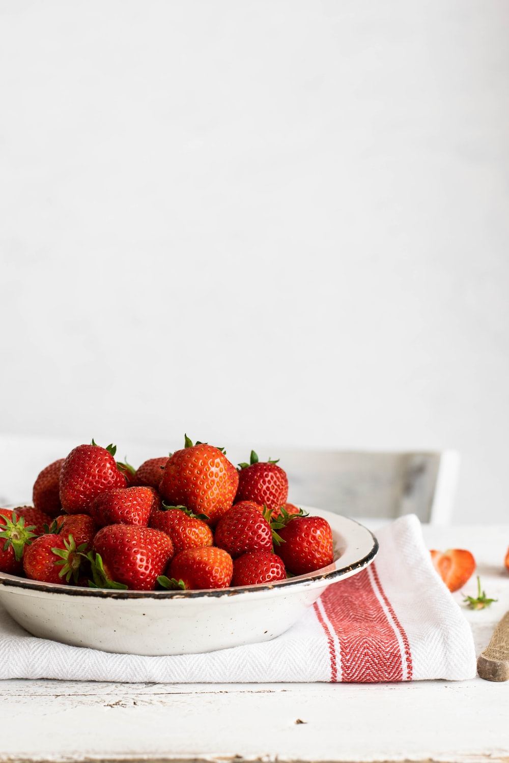  딸기는 간의 해독 작용과 신진대사를 촉진하여 면역력을 높이고 피로를 해소하며 감기 예방에도 도움이 되는 과일입니다.