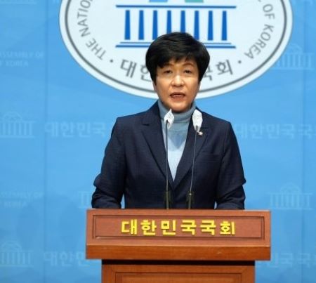 국회에서 발표중인 김영주 의원