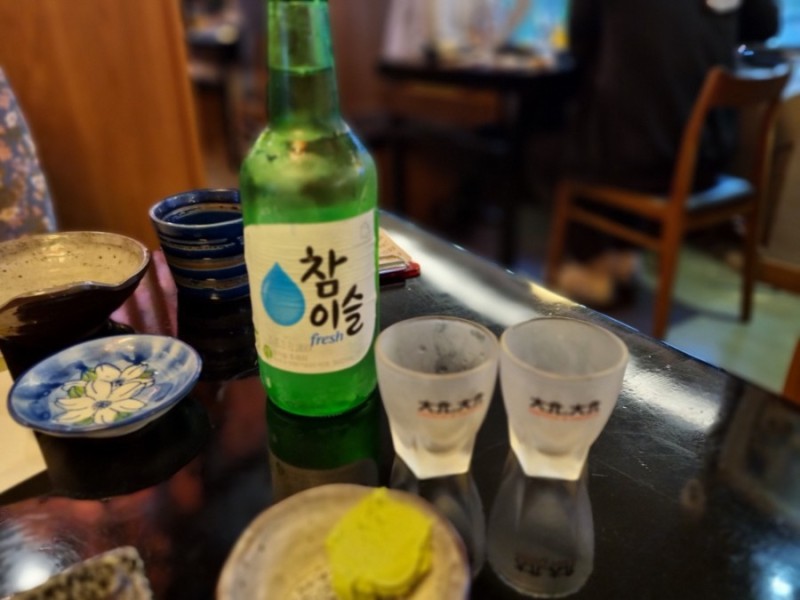 시원한 술병과 술잔