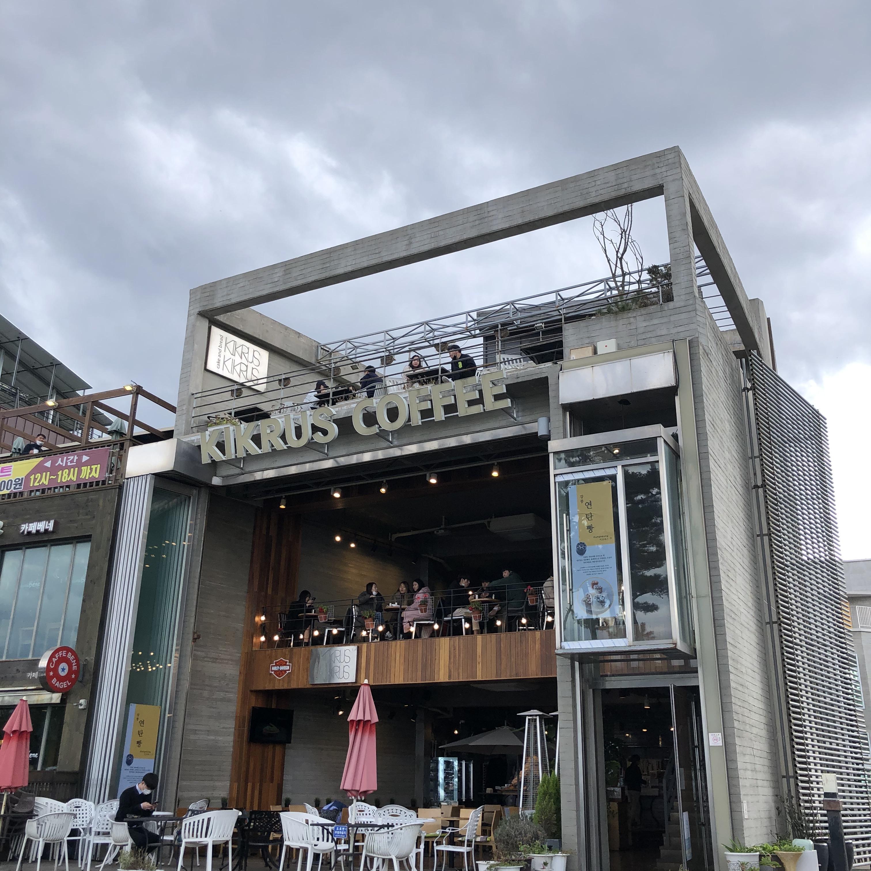  강릉 안목해변 카페거리 KIKRUS Coffee 연탄빵 검은피자