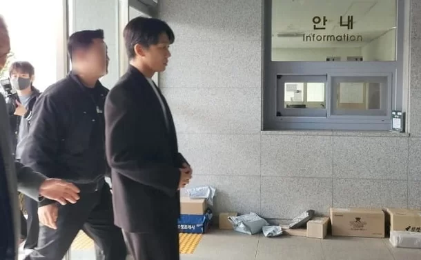  '마약 투약 혐의' 유아인 경찰 출석…취재진 질문엔 묵묵부답