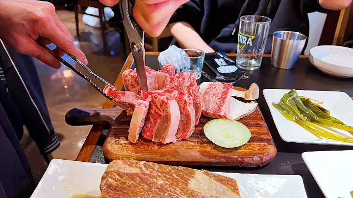 연탄불에 구워야 제 맛 구이 합정역 홍대입구 맛집 추천 생방송투데이 연탄꽃갈비 오늘방송 리얼맛집