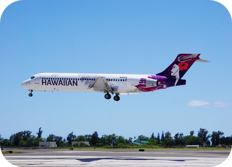 하와이안항공-보잉-b717-여객기-푸른-하늘-비행중