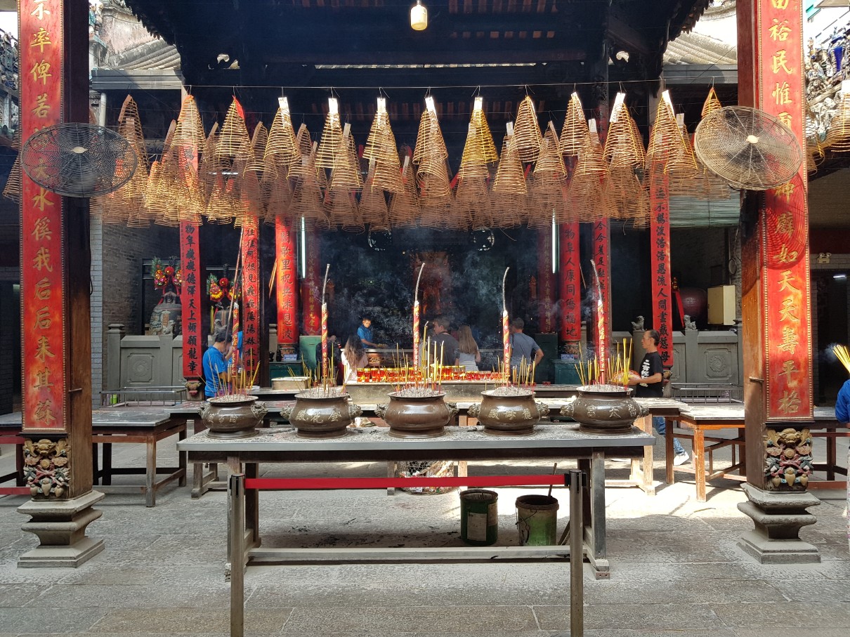 호치민 5군 관광지 티엔허우 사원 - 특이한 모양의 향