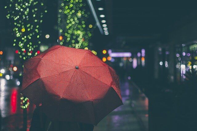 비오는-거리에서-빨간-우산을-쓰고있는-사람