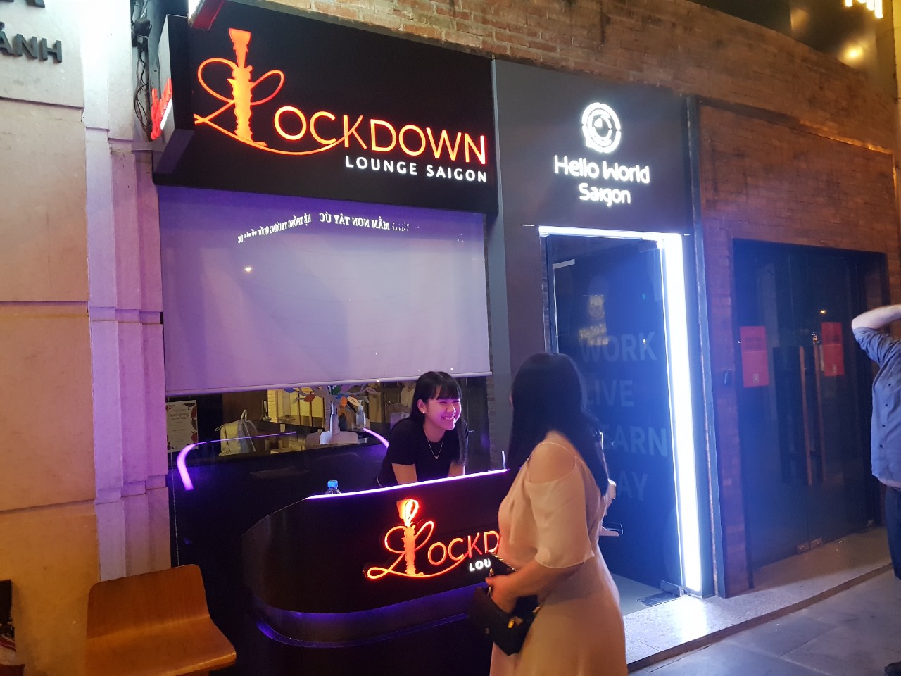 호치민 빈탄군 분위기 좋은 바 Lockdown Lounge Saigon - 입구 부스