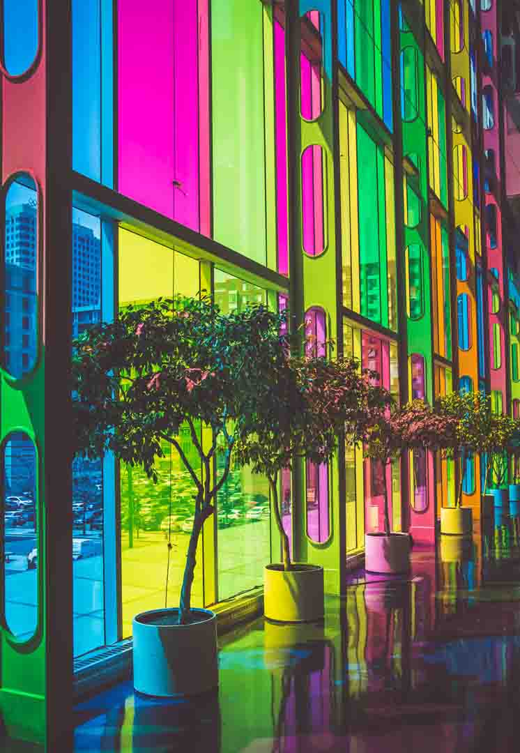 분홍-연두-파랑-초록-주황-노랑색-창으로-이루어진-건물안쪽사진