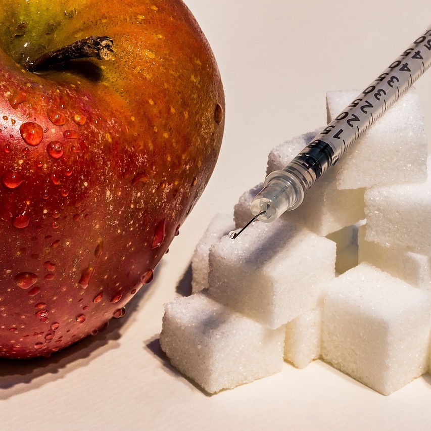 크로뮴(Chromium)의 혈당 조절 및 체중관리 효능을 소개하기 위한 사과와 설탕과 인슐린 주사기 사진
