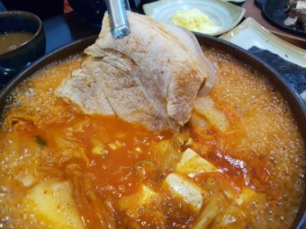 통돼지고기 김치찌개