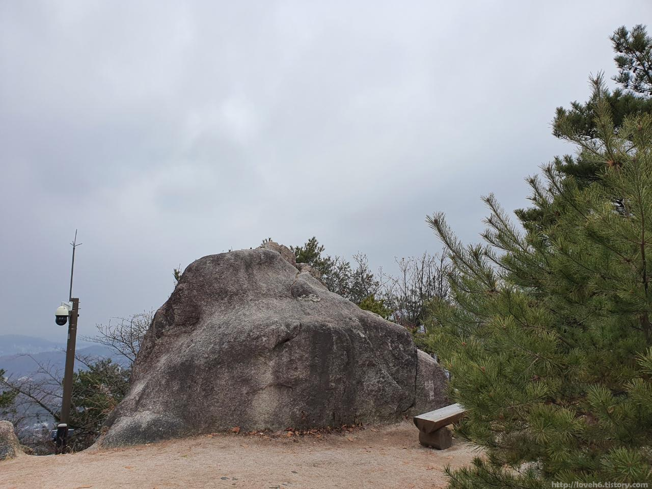 북악산_北岳山_Bukaksan/열심히 걸어서 정상까지 

작 도착하였습니다 

이곳 바위가 있는곳으로 오시면 탁 트인

풍경을 보실 수 있습니다