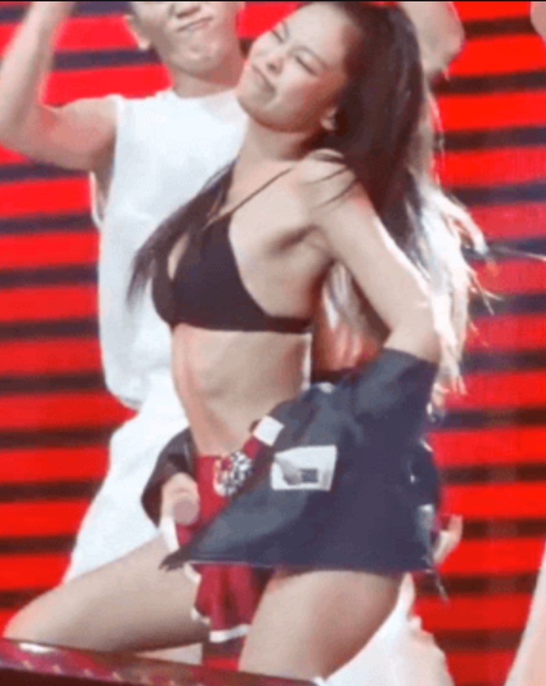 제니 맞아? 무대에서 갑자기 옷 벗더니…