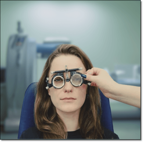 시력 검사하는 여성